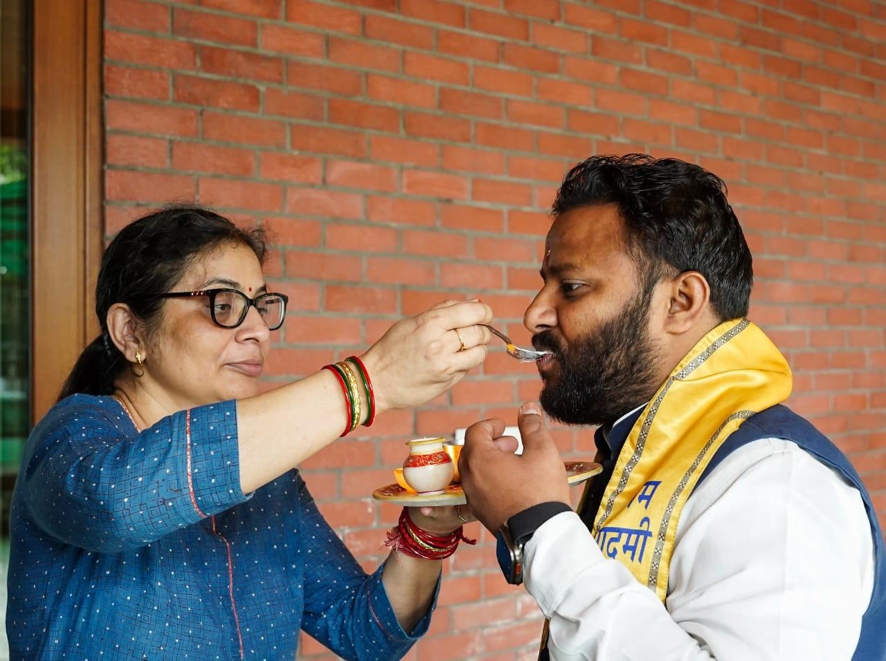 इंडिया गठबंधन के महाबल मिश्रा की नामांकन रैली