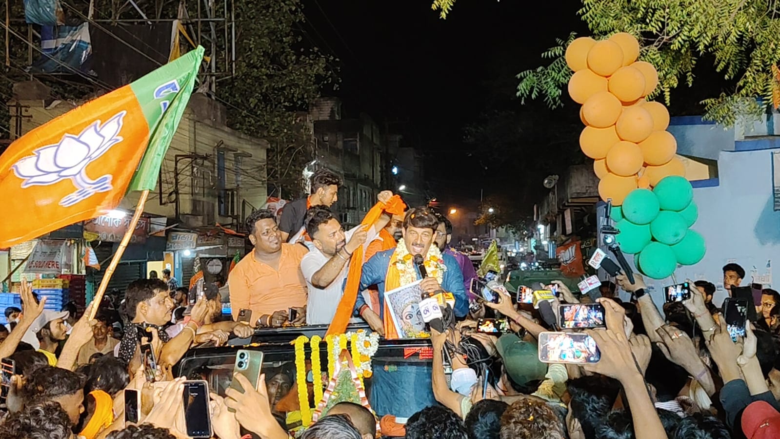 सुरेंद्र सिंह अहलूवालिया के समर्थन में मनोज तिवारी एवं मनीष कश्यप रानीगंज पहुंचे