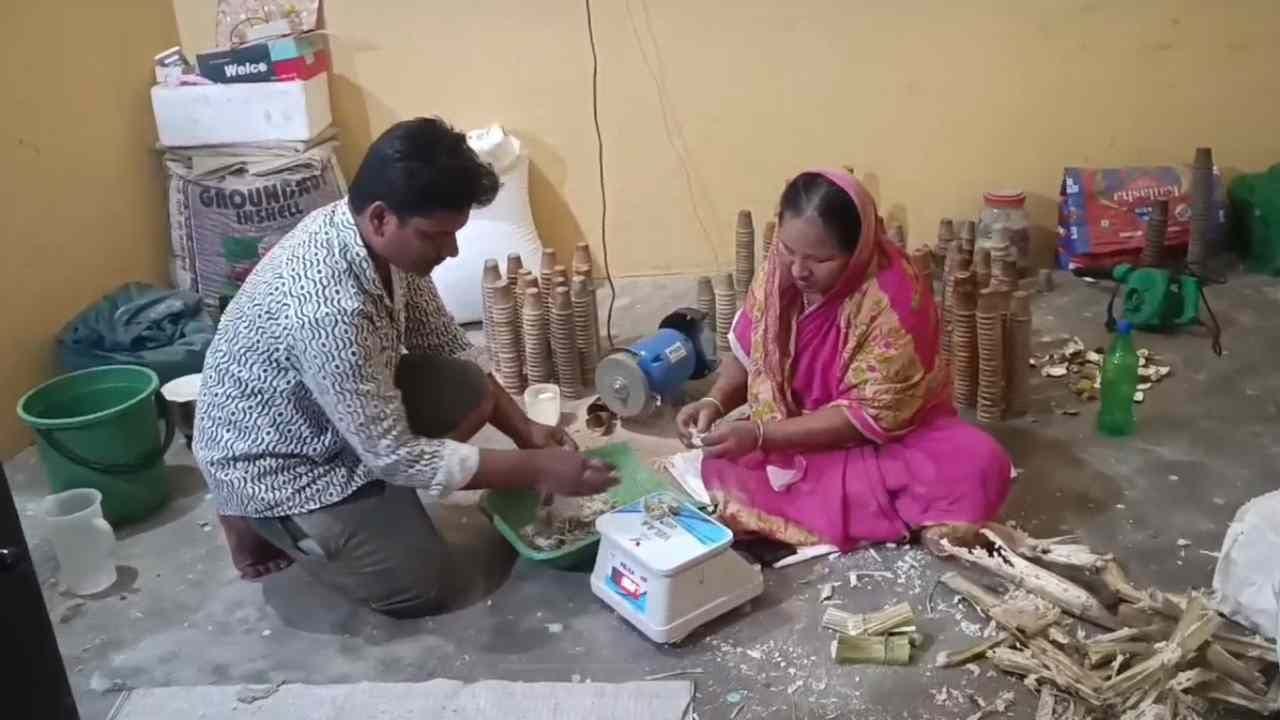 गन्ने के कचरे से कप-प्लेट बनाकर मालामाल हुआ यह लड़का
