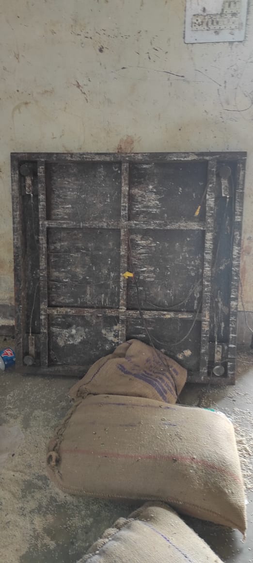 एफसीआई गोदाम से बिना वजन डीलरों को की जाती है अनाज की आपूर्ति