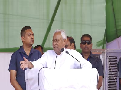 नीतीश ने लालू परिवार पर फिर साधा निशाना