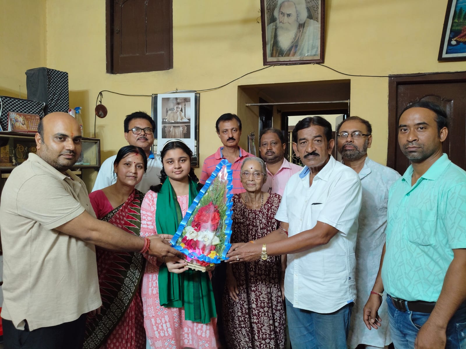 पार्षद आलोक बोस ने श्रीजिका चक्रवर्ती को उत्तरी पहनाकर एवं फूलों का बुके देकर श्रीजिका को बधाई दी