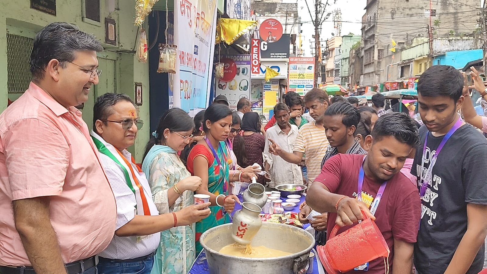 संस्था ने राहगीरों को सत्तु तथा ठंडा पानी पिलाया