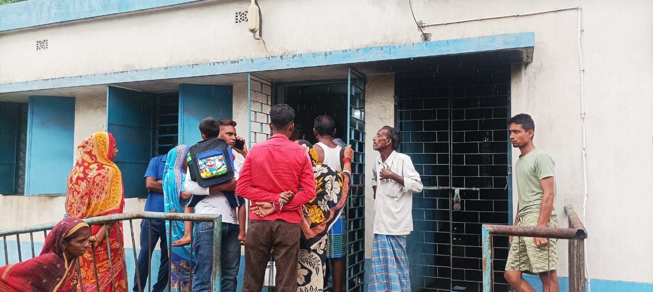  अभिभावकों एवं स्थानीय लोगों ने आंगनबाड़ी केंद्र के सामने  किया विरोध प्रदर्शन