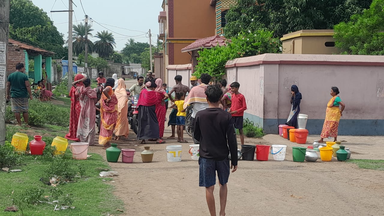जलापूर्ति की मांग को लेकर सड़क को जाम कर प्रदर्शन किया