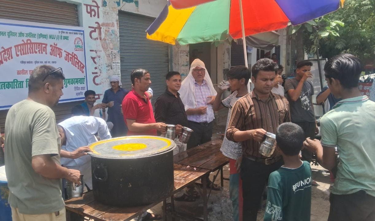 हिन्दी पत्रकारिता दिवस पर राहगीरों को शर्बत पिलाया