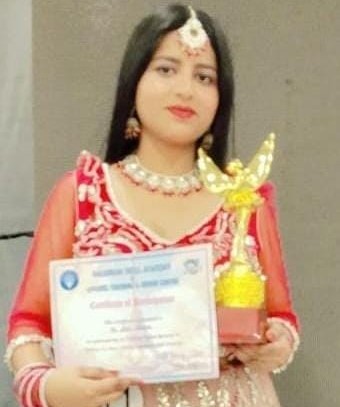 फैशन शो में सम्मानित हुयी वरिष्ठ पत्रकार देव गुर्जर की बेटी सोनी धामा