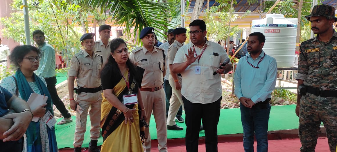 मतदान सामग्री से लैस होकर मतदान कर्मी पहुंचे मतदान केंद्र