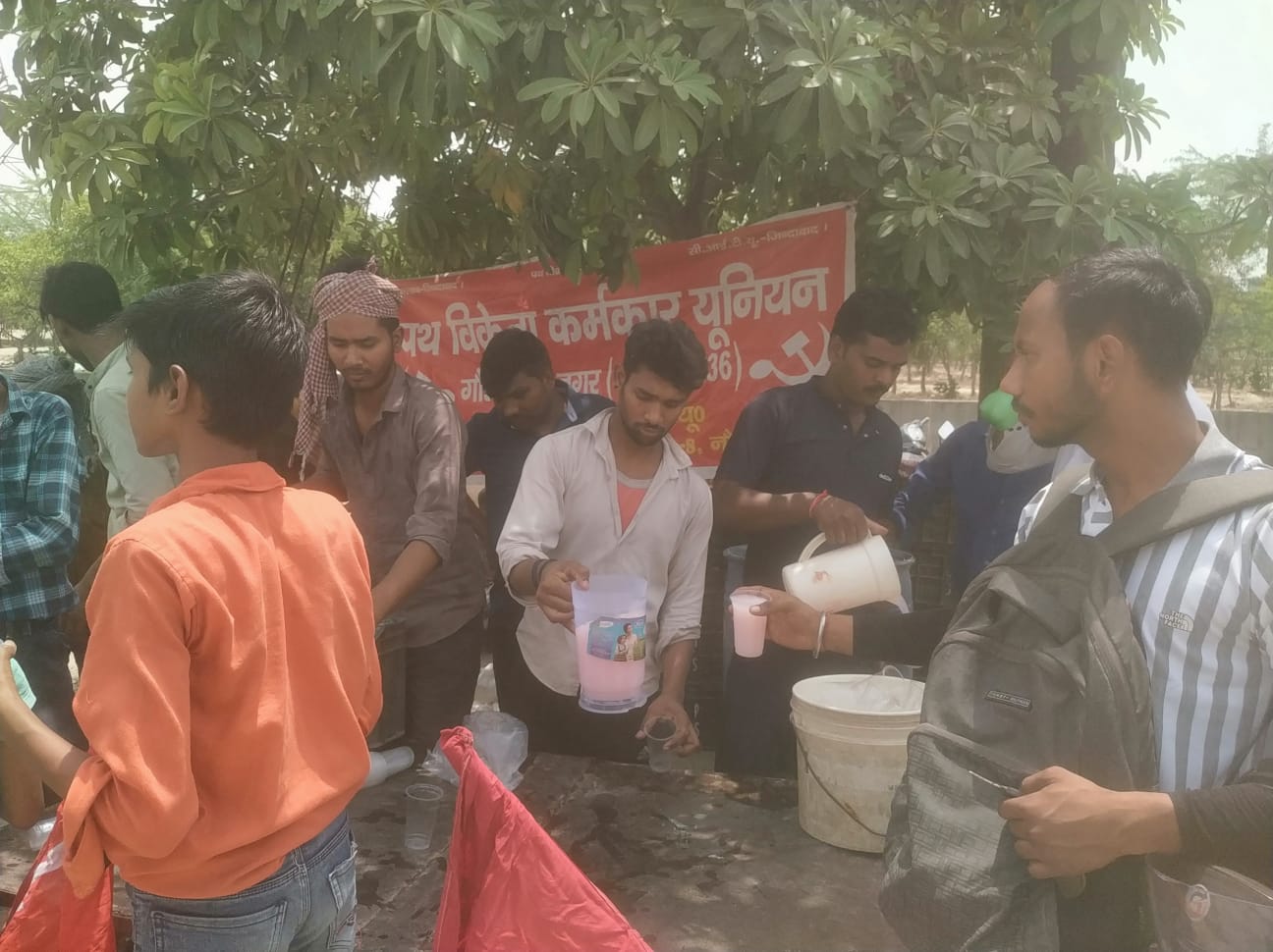 गर्मी से राहत के लिए सीटू कार्यकर्ताओं ने कैंप लगाकर किया मीठे पानी का वितरण