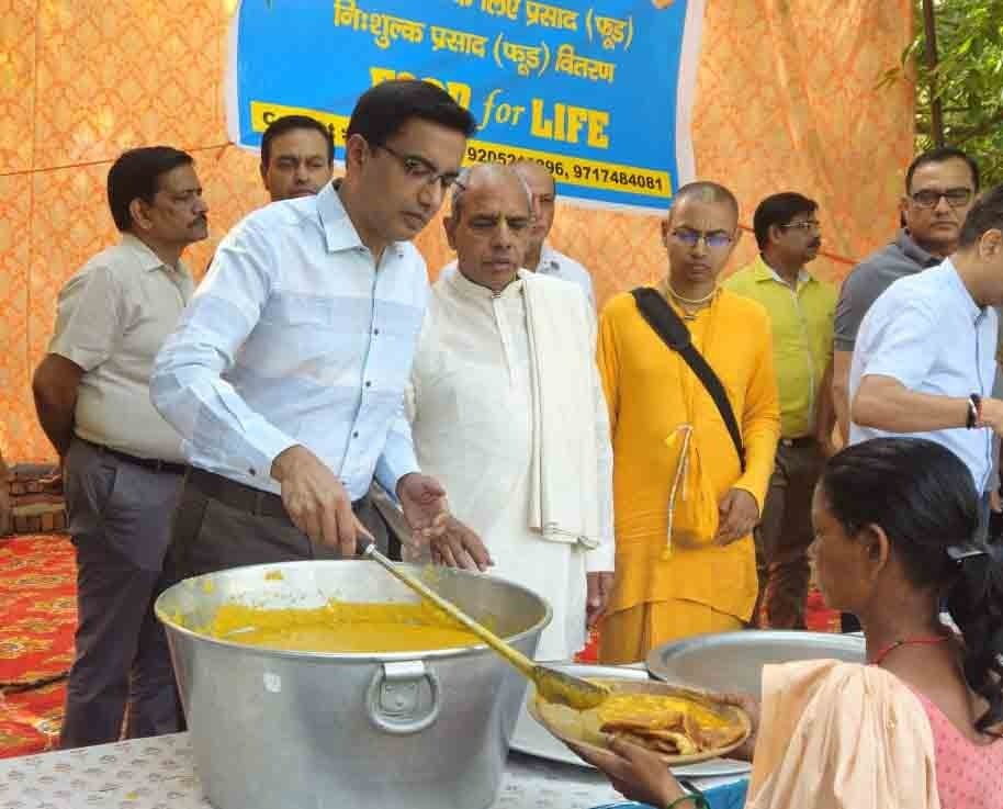 नोएडा प्राधिकरण के सीईओ ने गरीबों को कराया भोजन