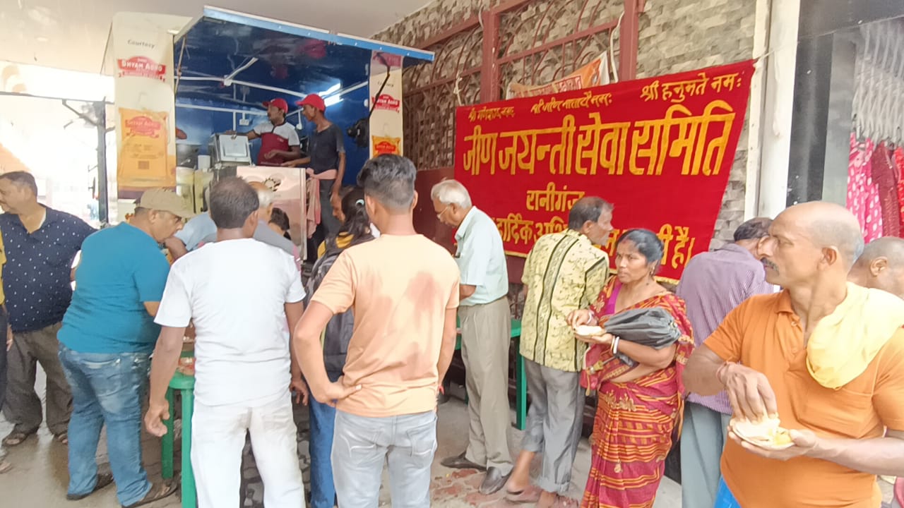 फूड फॉर ऑल योजना के तहत भंडारा लगाकर भोजन स्वरूप रोटी सब्जी मिठाई का वितरण