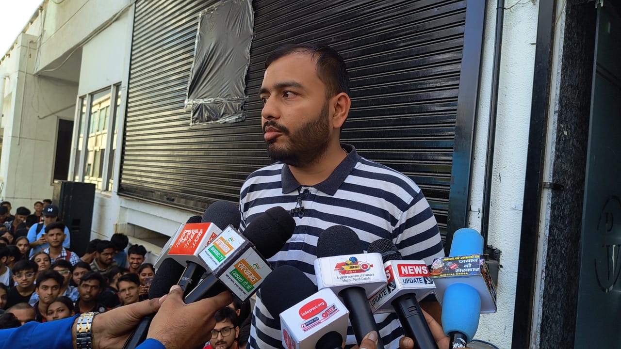 अलख पांडे ने छात्रों की ओर से सुप्रीम कोर्ट जाने के लिए जनहित याचिका की दायर