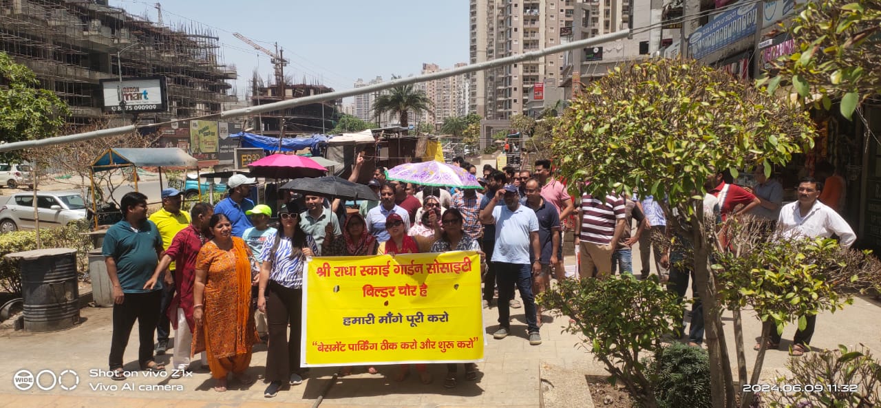 श्री राधा स्काई गार्डन सोसायटी के निवासियों ने बिल्डर के खिलाफ किया प्रदर्शन