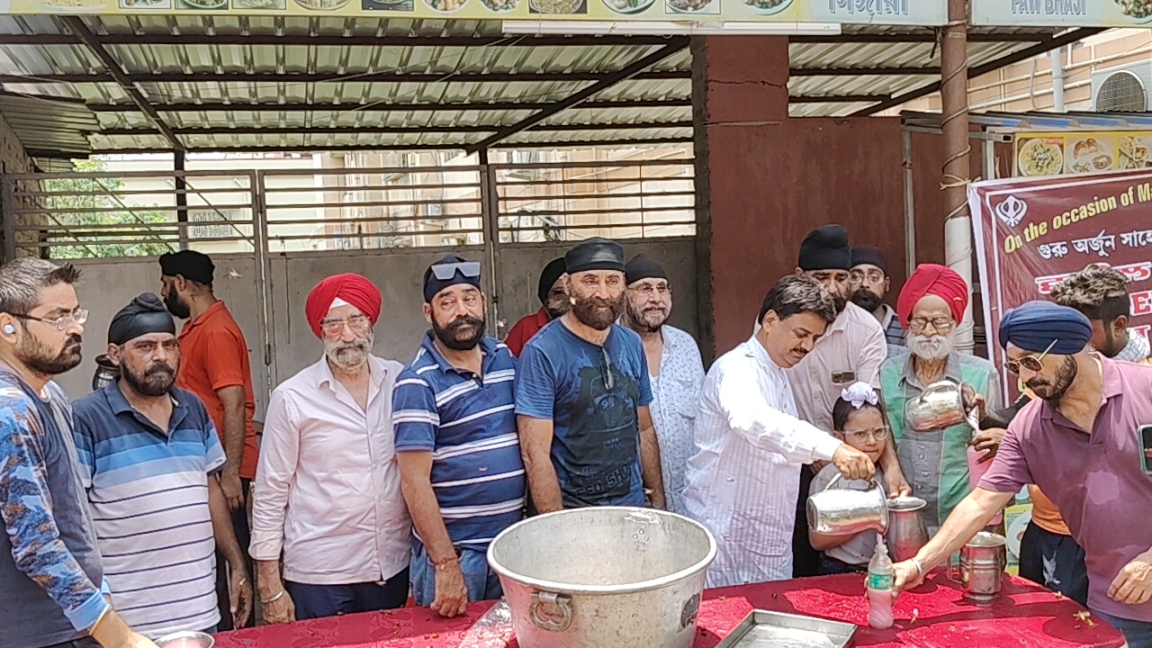 छबील लगाकर राहगीरों को शीतल जल पिलाया गया