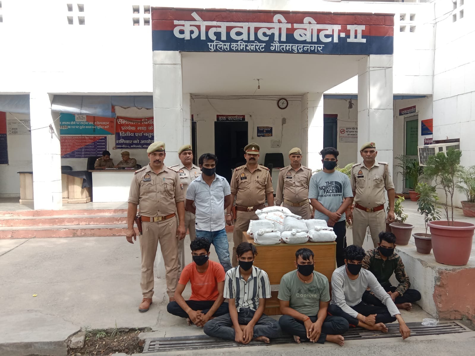 छात्रों को गांजा सप्लाई करने वाले 7 गिरफ्तार