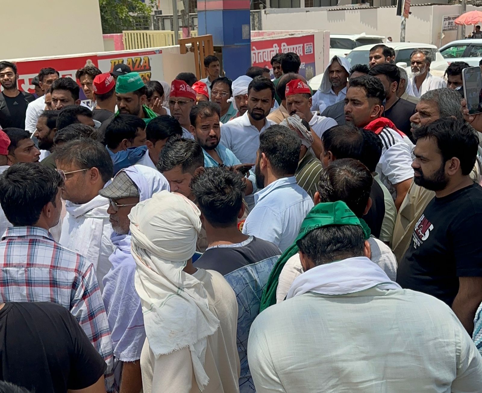 इटेड़ा गांव में आबादी की तोड़फोड़ का विरोध करने पर पुलिस ने किया लाठीचार्ज