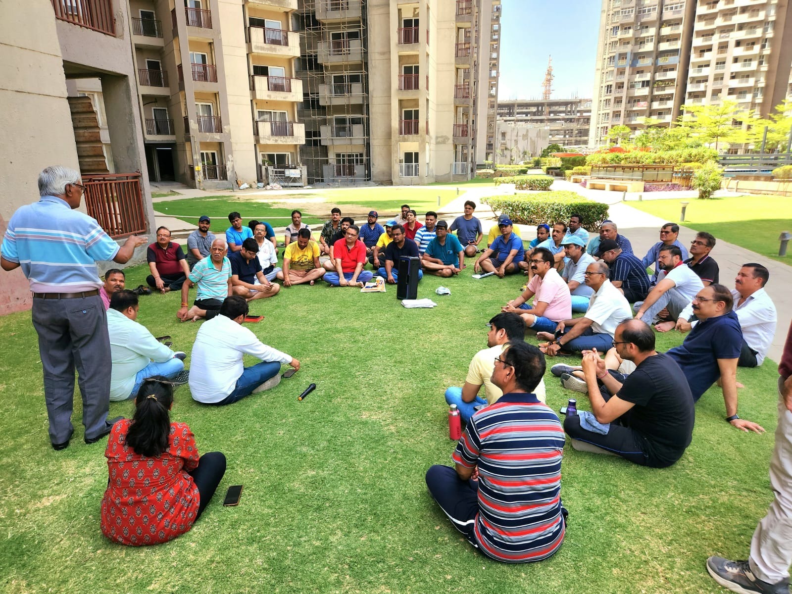 सैकड़ों निवासियों ने लगातार सातवें सप्ताह भी बिल्डर के विरोध किया प्रदर्शन