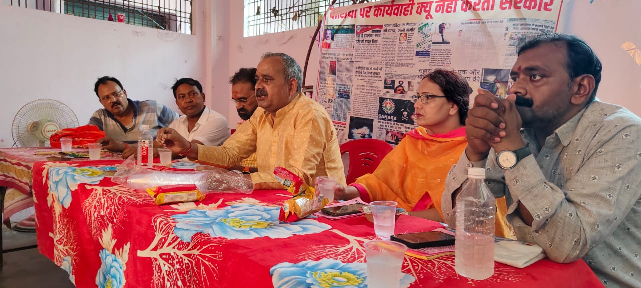 सहारा के अपराधियों को बचाने में लगी है सरकार : अभय देव 