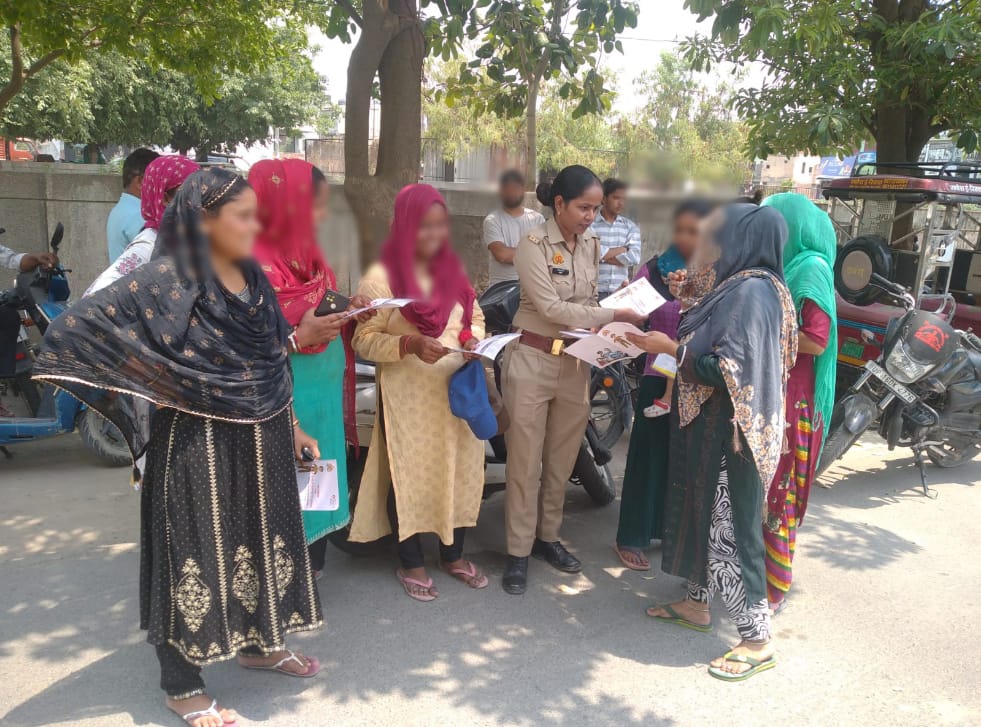 नोएडा पुलिस ने महिलाओं को सुरक्षा और उनके अधिकारों के प्रति किया जागरूक