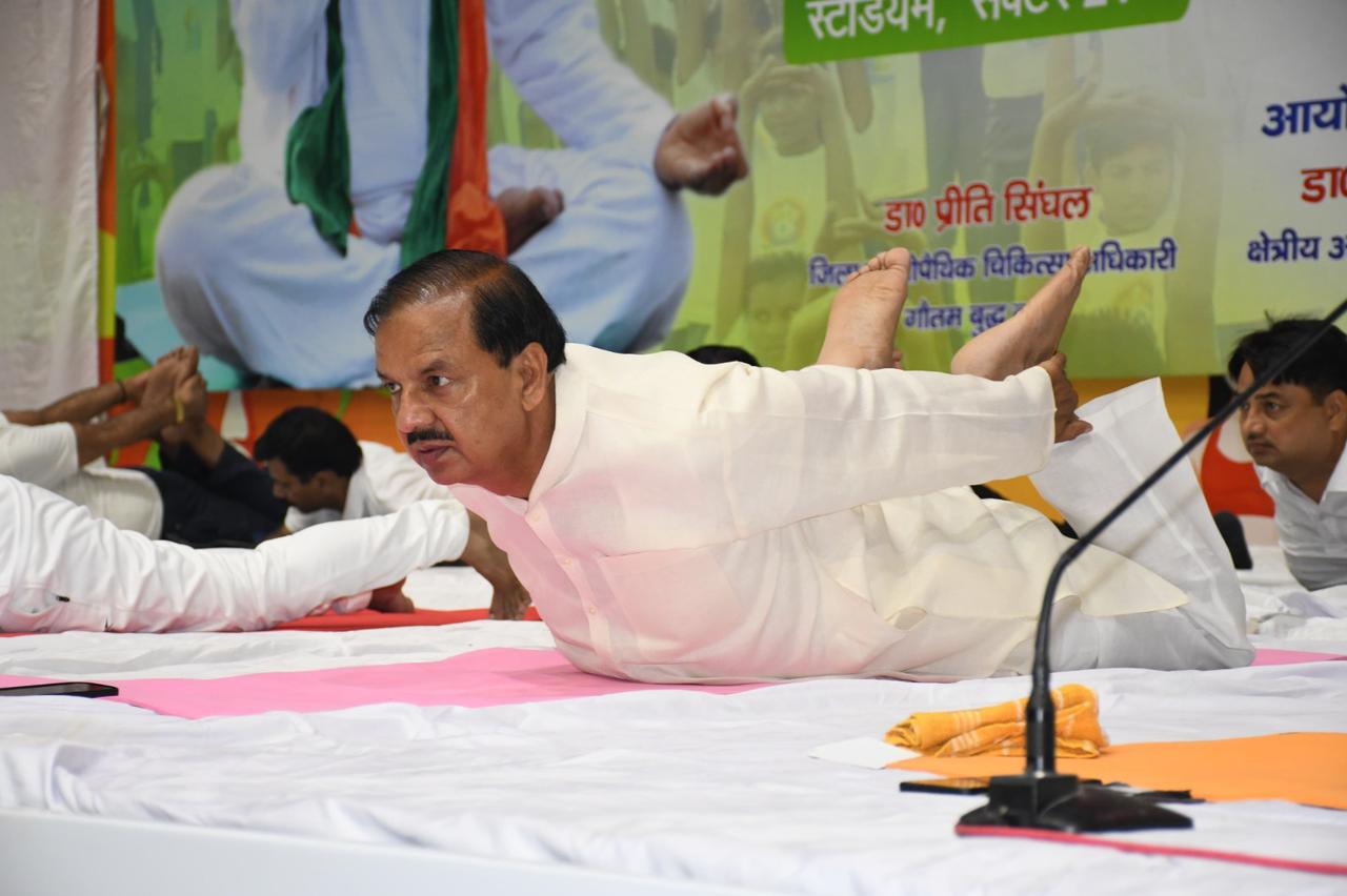 स्वस्थ जीवन के लिए एक कदम आगे-योग : डॉ. महेश शर्मा