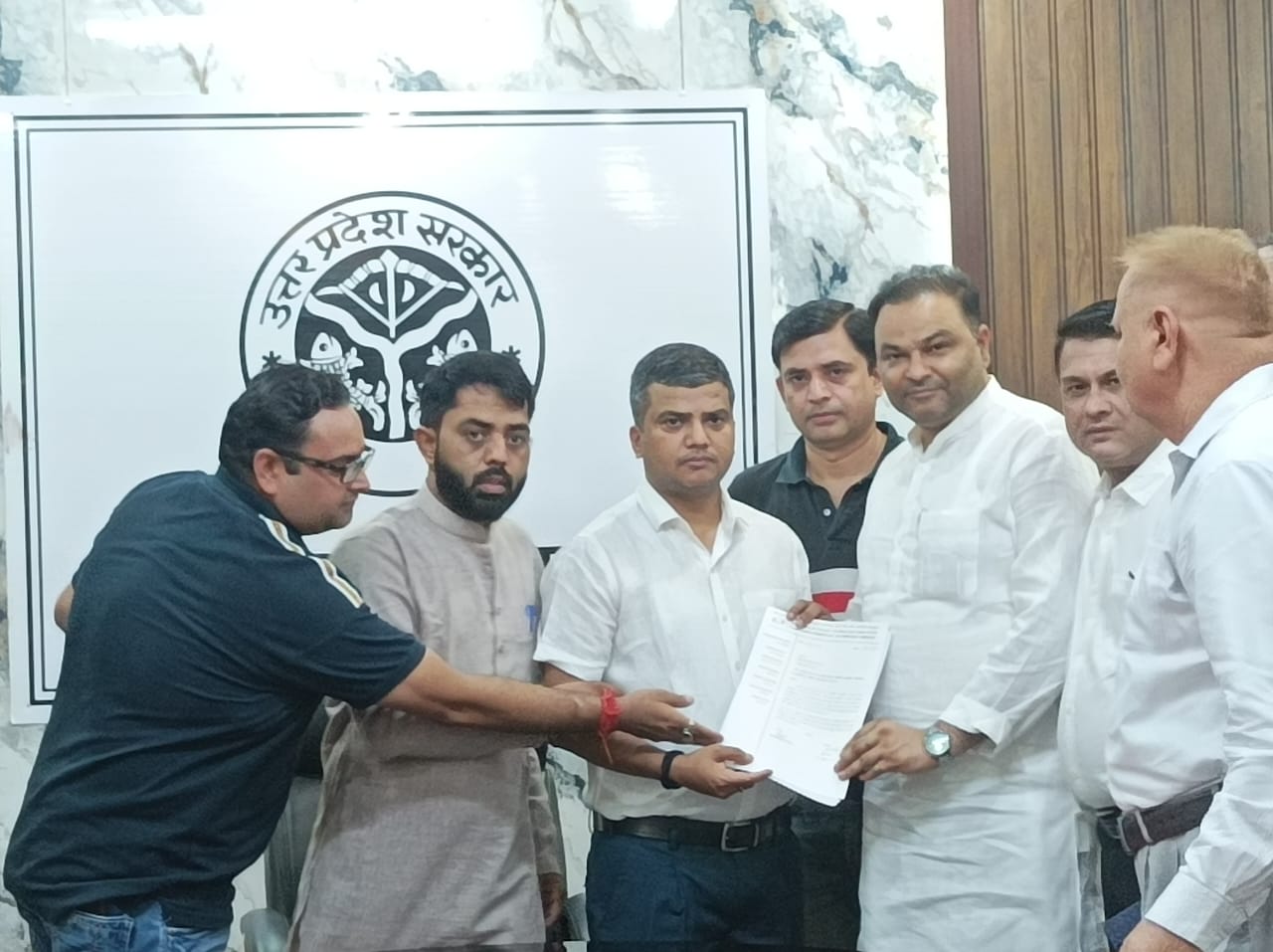 किसानों का मुआवजे का निस्तारण कर प्लॉट स्वामियों को भौतिक कब्जा दिलाने का दिया ज्ञापन