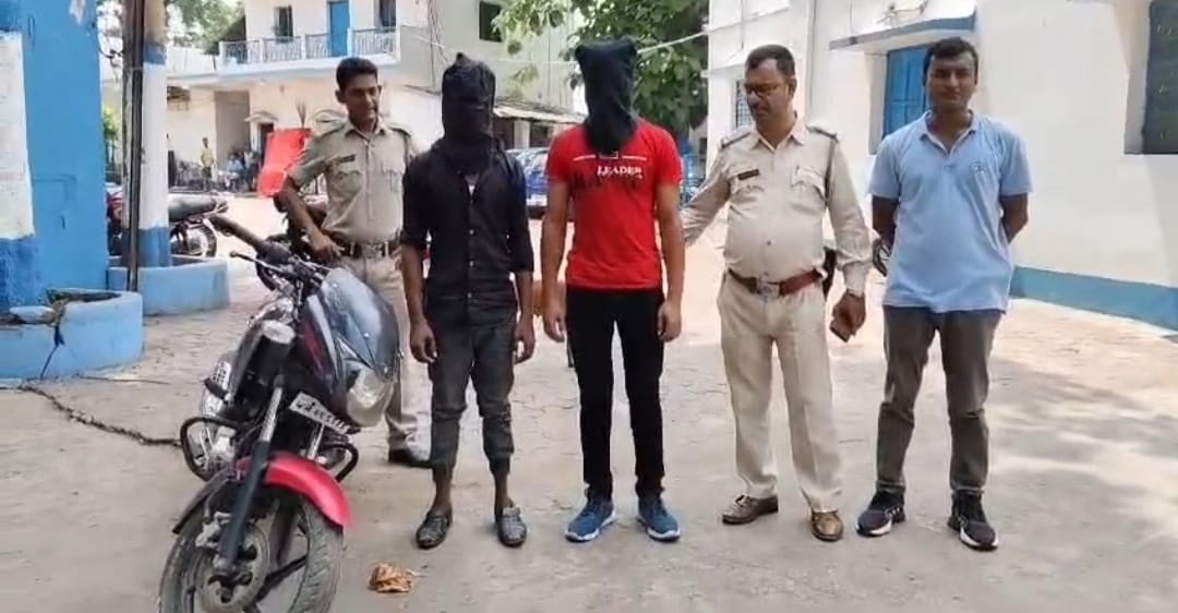 रानीगंज पुलिस ने अंतरजिला चोरी के मोटरबाइक गिरोह के दो सदस्यों को गिरफ्तार किया