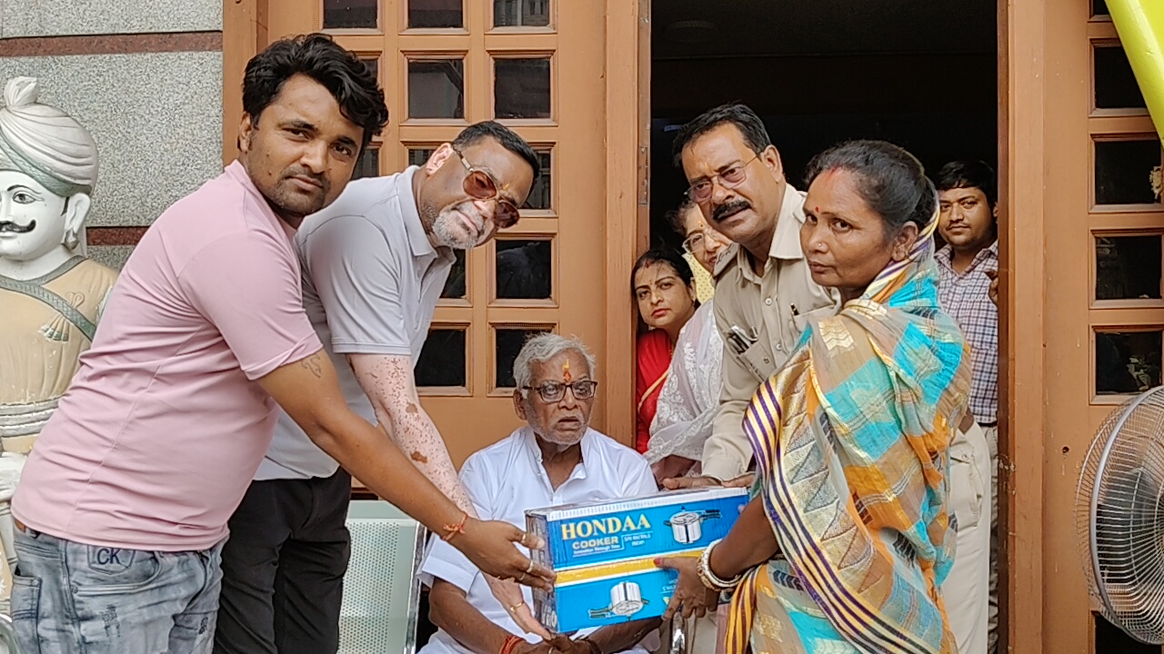  आनंदलोक हॉस्पिटल की 25वीं वर्षगांठ पर जरूरतमंदों के बीच बांटे गए प्रेशर कुकर 