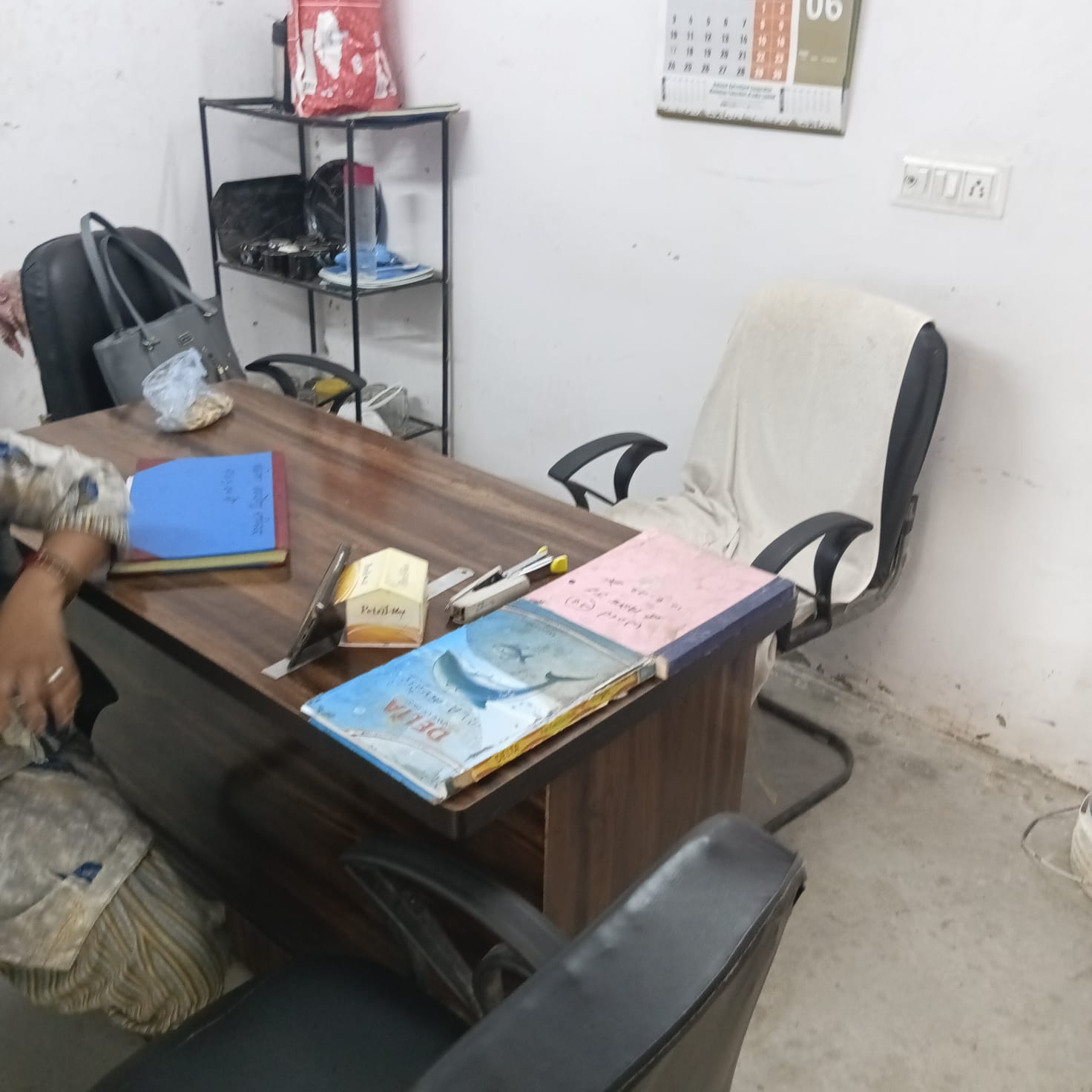 मोहन गार्डन सीवर लाइन ब्लॉक, कार्यालय में अधिकारी गायब