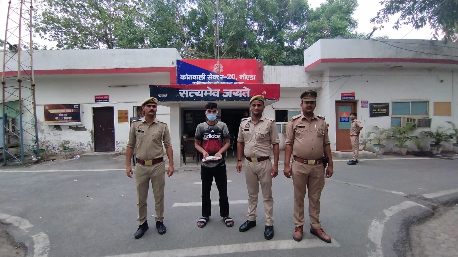 थाना सेक्टर-20 में अवैध हथियार के साथ 1 अभियुक्त गिरफ्तार