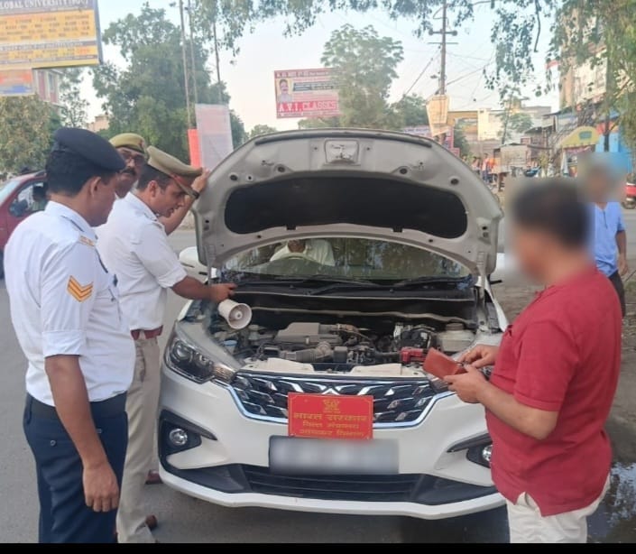 बिजनौर पुलिस ने 650 वाहनों से उतरवाई लाल-नीली बत्ती