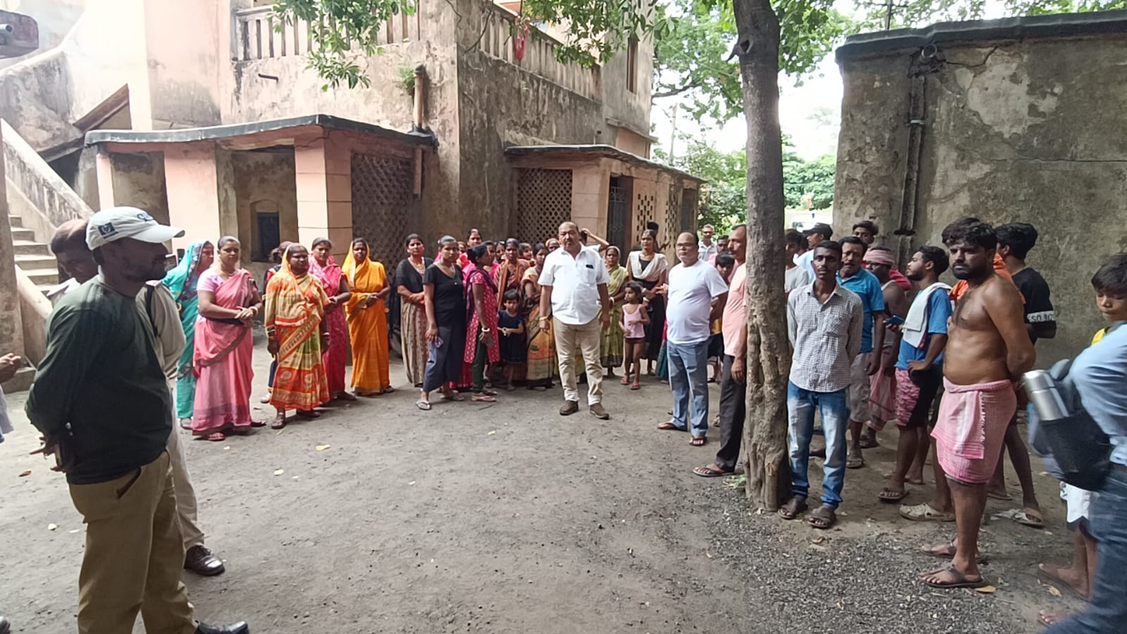 पानी और बिजली की मांग को लेकर ईसीएल कार्यालय का घेराव