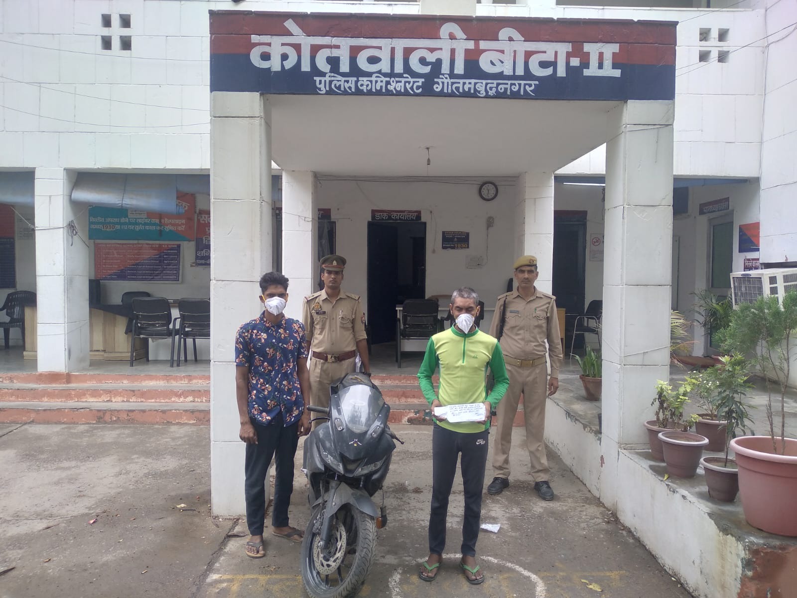 फर्जी नंबर प्लेट लगाकर फर्राटा भर रहे 2 चोर गिरफ्तार