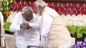 शिष्टाचार या फिर कुछ और है नीतीश कुमार का मोदी के पैरों की ओर बढ़ना ?