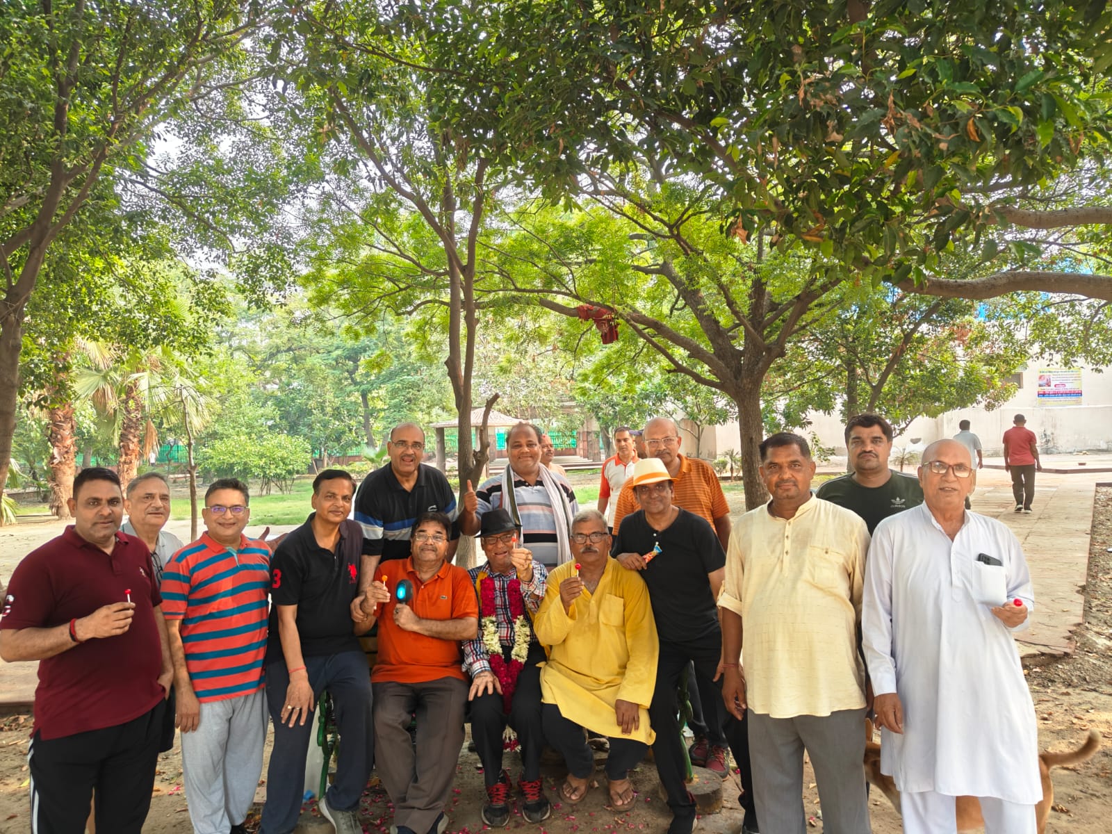 कौशाम्बी के सेंट्रल पार्क में रिमझिम बारिश के बीच काव्य गोष्ठी