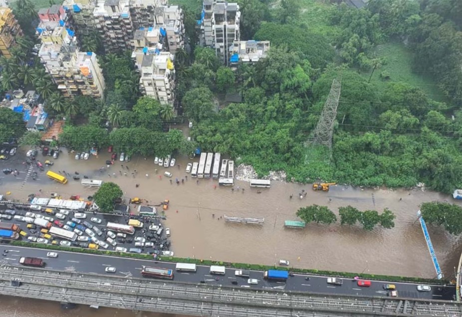मुंबई में 6 घंटों में रेकॉर्ड तोड़ बारिश ,सड़कों पर भरा पानी; ट्रेनों पर भी असर