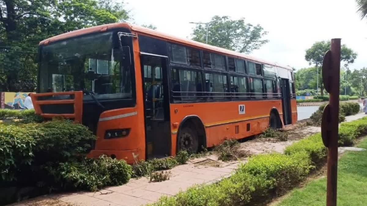 दिल्ली के कीर्ति नगर में तेज रफ्तार डीटीसी बस पलटी