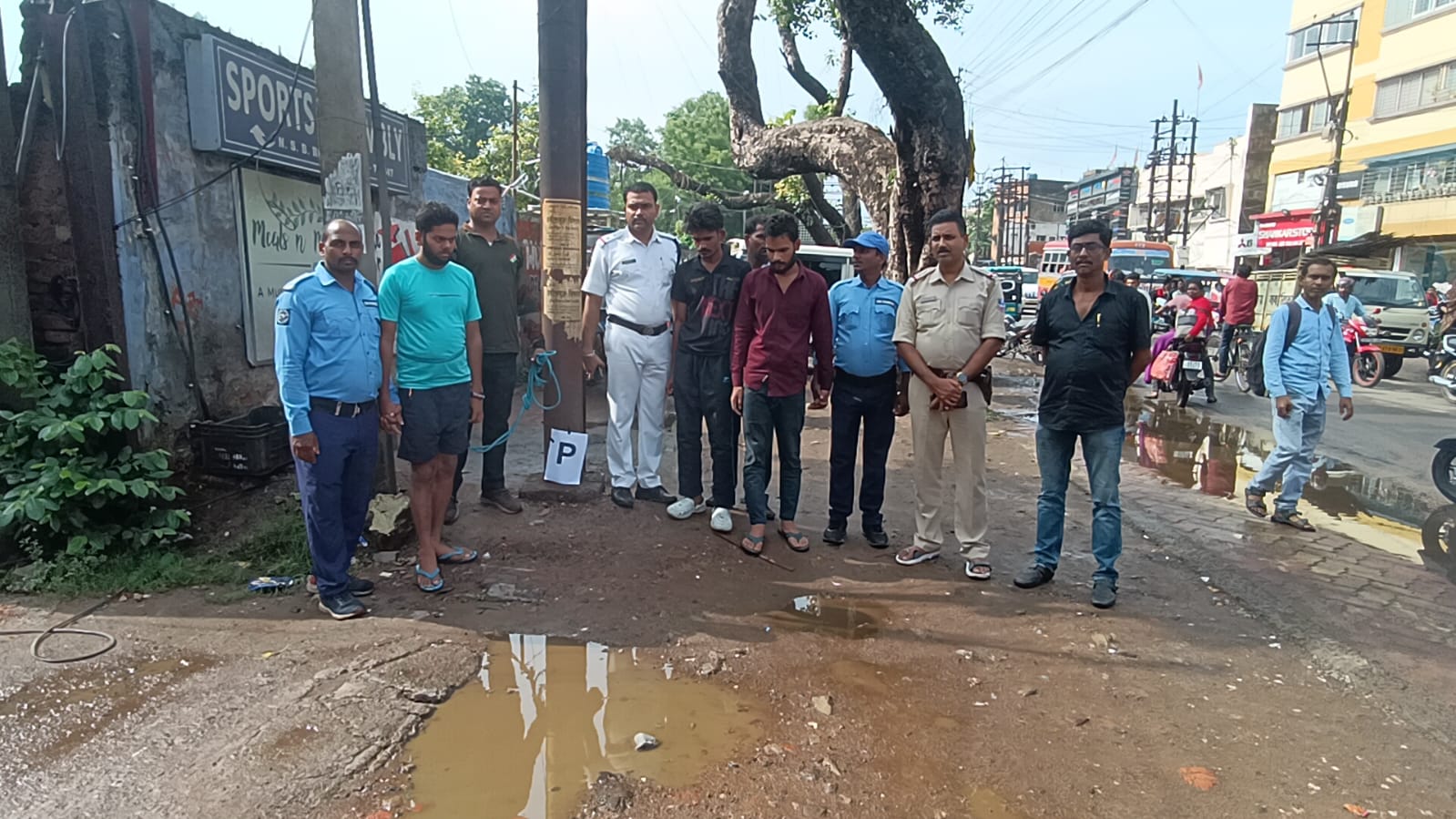 रानीगंज सेन्को गोल्ड में हुई डकैती मामले में आरोपियों को लेकर पुलिस ने किया घटना का पुनर्निर्माण