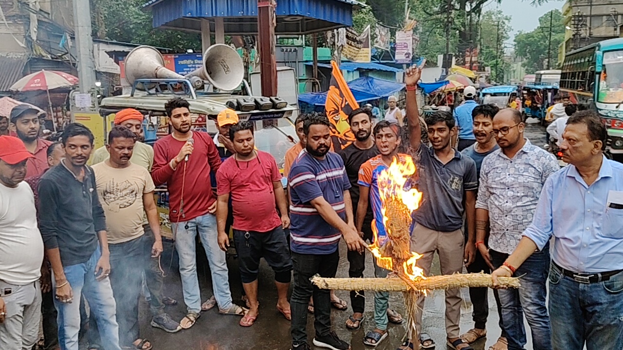राहुल गांधी के बयान पर विश्व हिंदू परिषद का विरोध : रानीगंज में रैली और पुतला दहन
