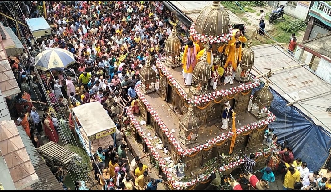 रानिगंज का ऐतिहासिक पीतल का रथ देखने के लिए बड़ी संख्या में पहुचे श्रद्धालु