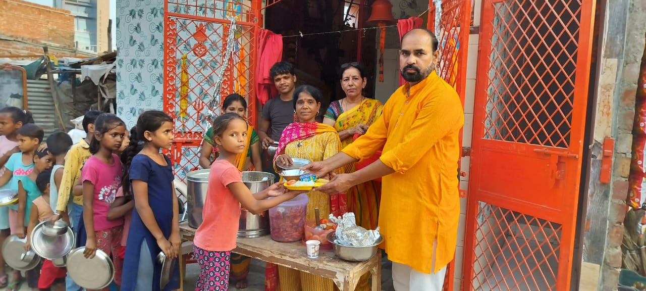 दीदी की रसोई ट्रस्ट ने जरूरतमंदों को बांटा निशुल्क भोजन : गंगेश्वर दत्त शर्मा