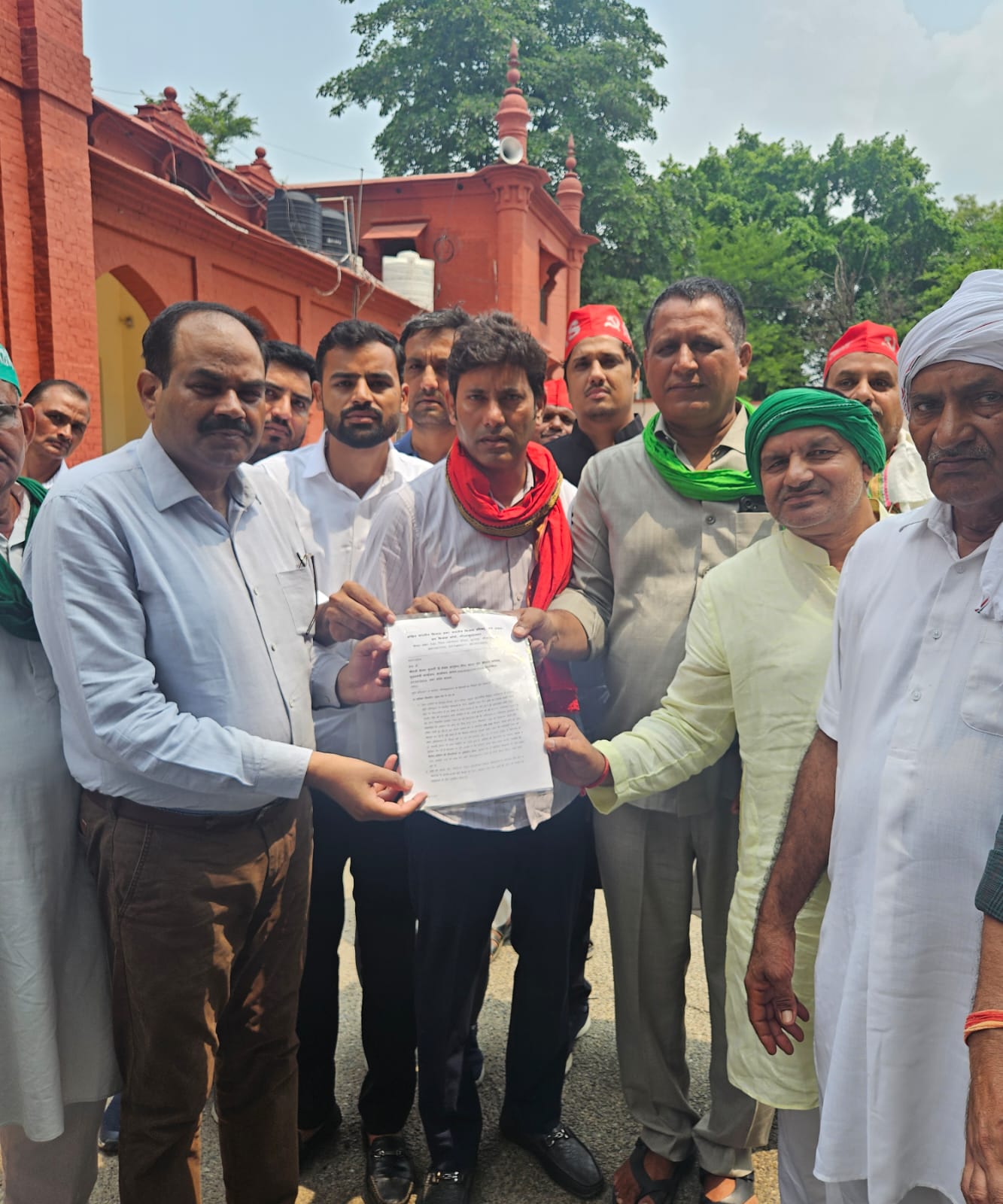 समस्याओं को लेकर किसानों ने मंडल आयुक्त से की चर्चा मेरठ पहुंच कमिश्नर से मिले किसान 