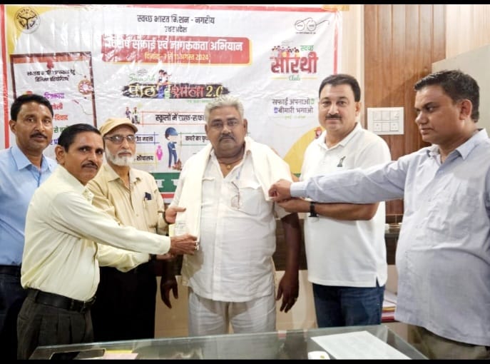 पीके चौहान और मजहर नामी को शाल ओढ़ाकर किया गया सम्मानित