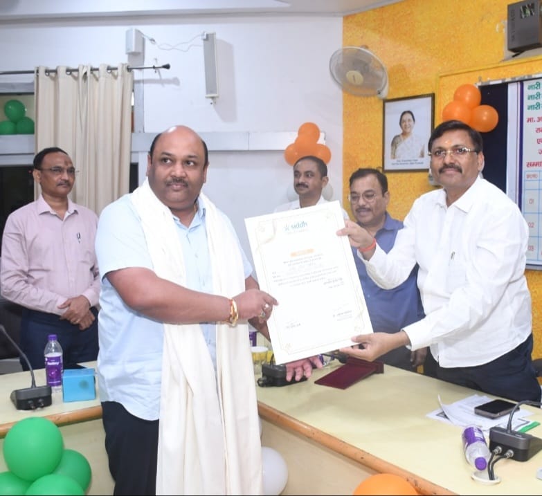 मण्डलायुक्त मुरादाबाद ने अवनीश अग्रवाल को सम्मानित किया