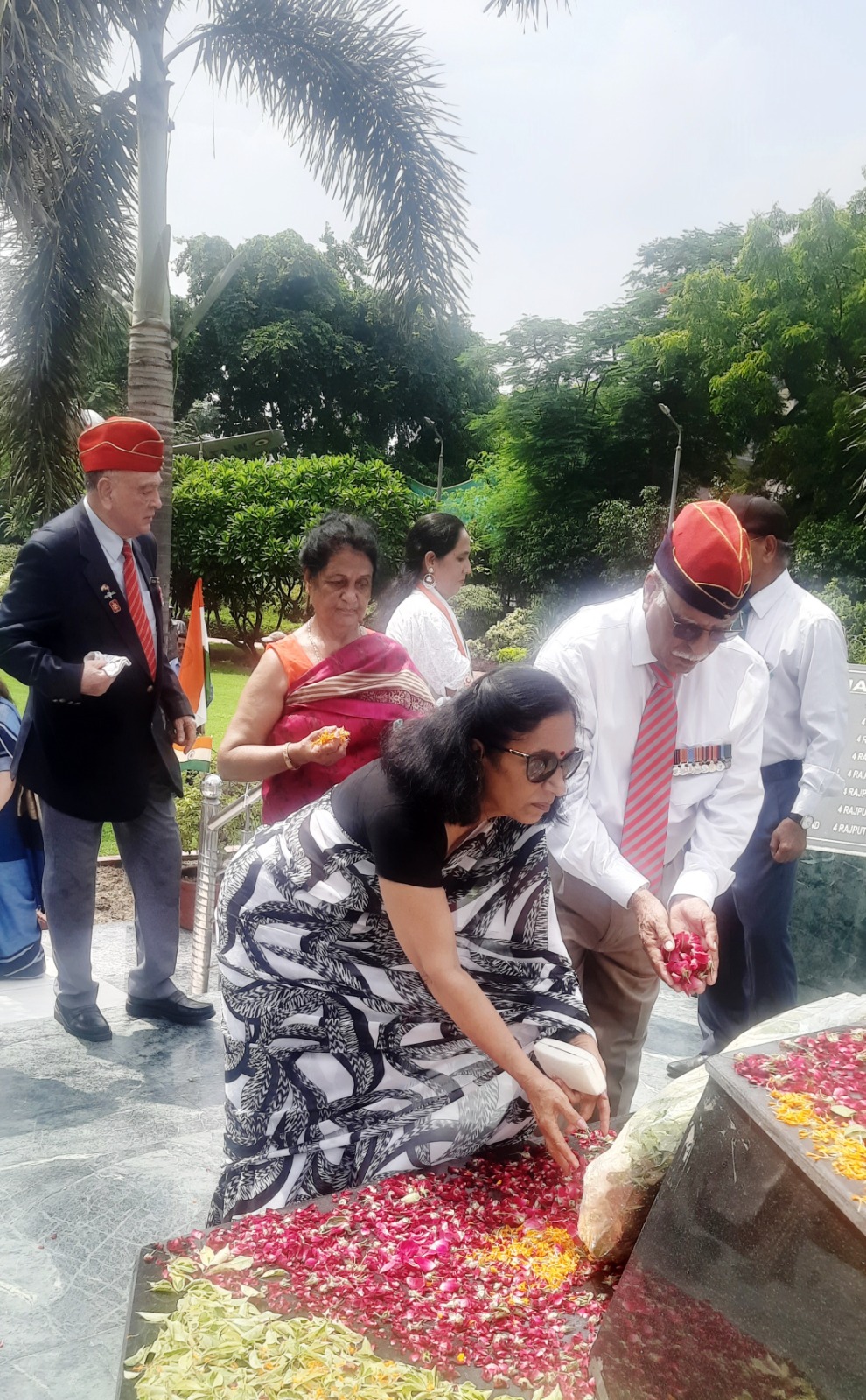 स्वतंत्रता दिवस पर, शहीद स्मारक पर, शहीदों के परिजनों का सम्मान किया