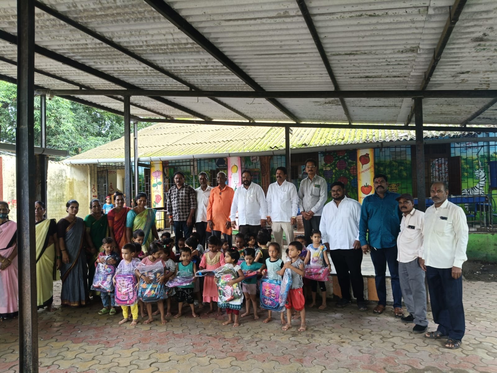 शिवसेना ने बीएएफए द्वारा आयोजित वालवाडी के सभी विद्यार्थियों को नोटबुक किया वितरण