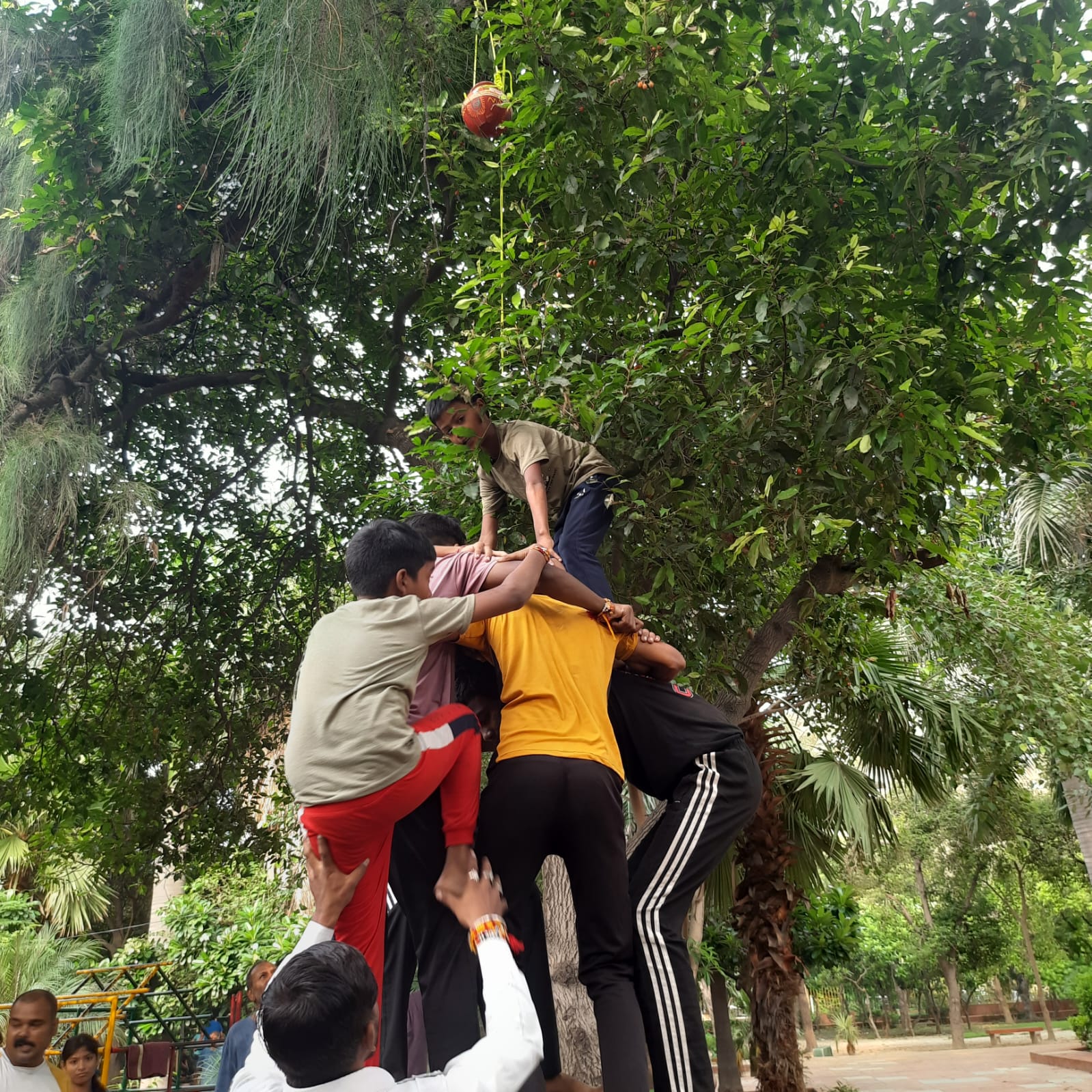 सेंट्रल कौशांबी पार्क में आयोजित जन्माष्टमी पर कार्यक्रम