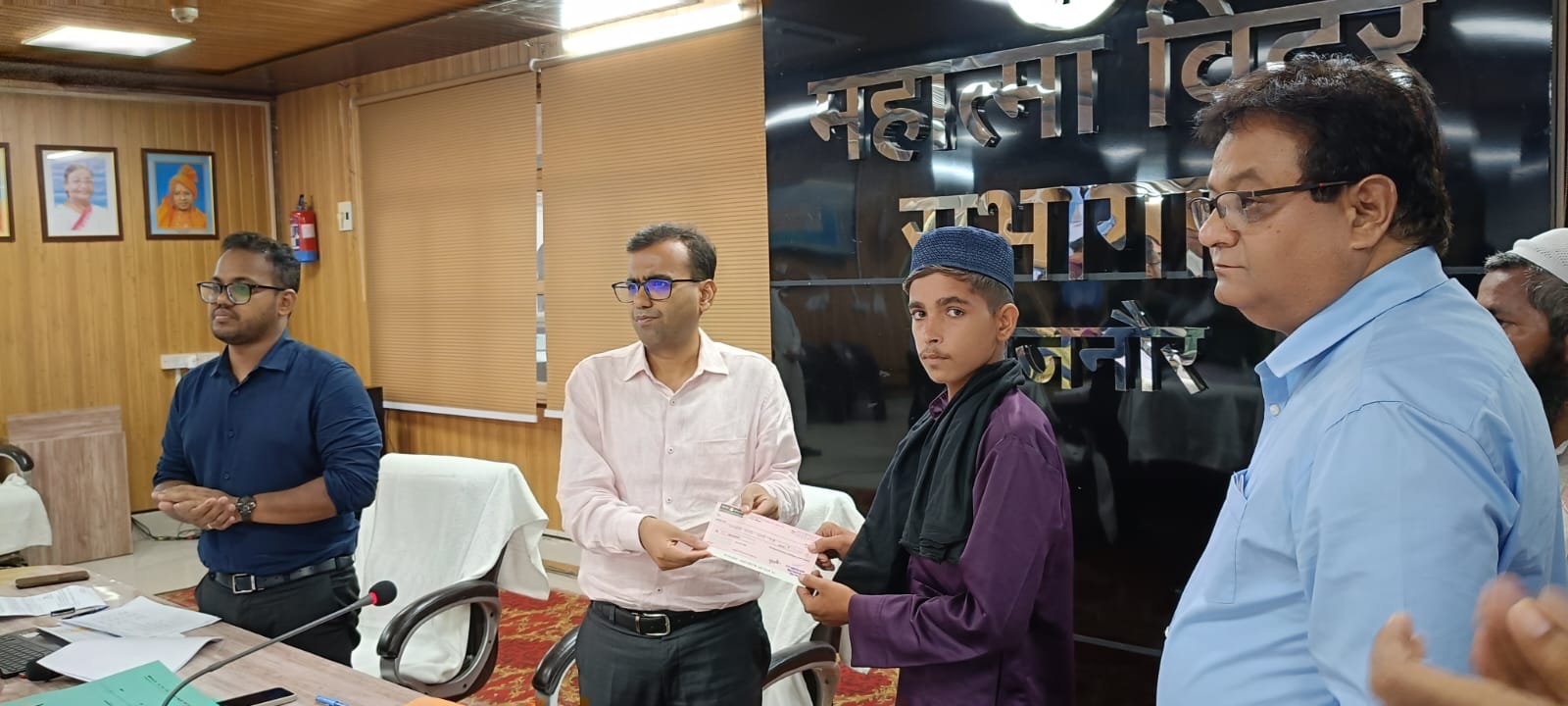 गुलदार से भिड़ने वाले बहादुर अशरफ को डीएम ने किया सम्मानित