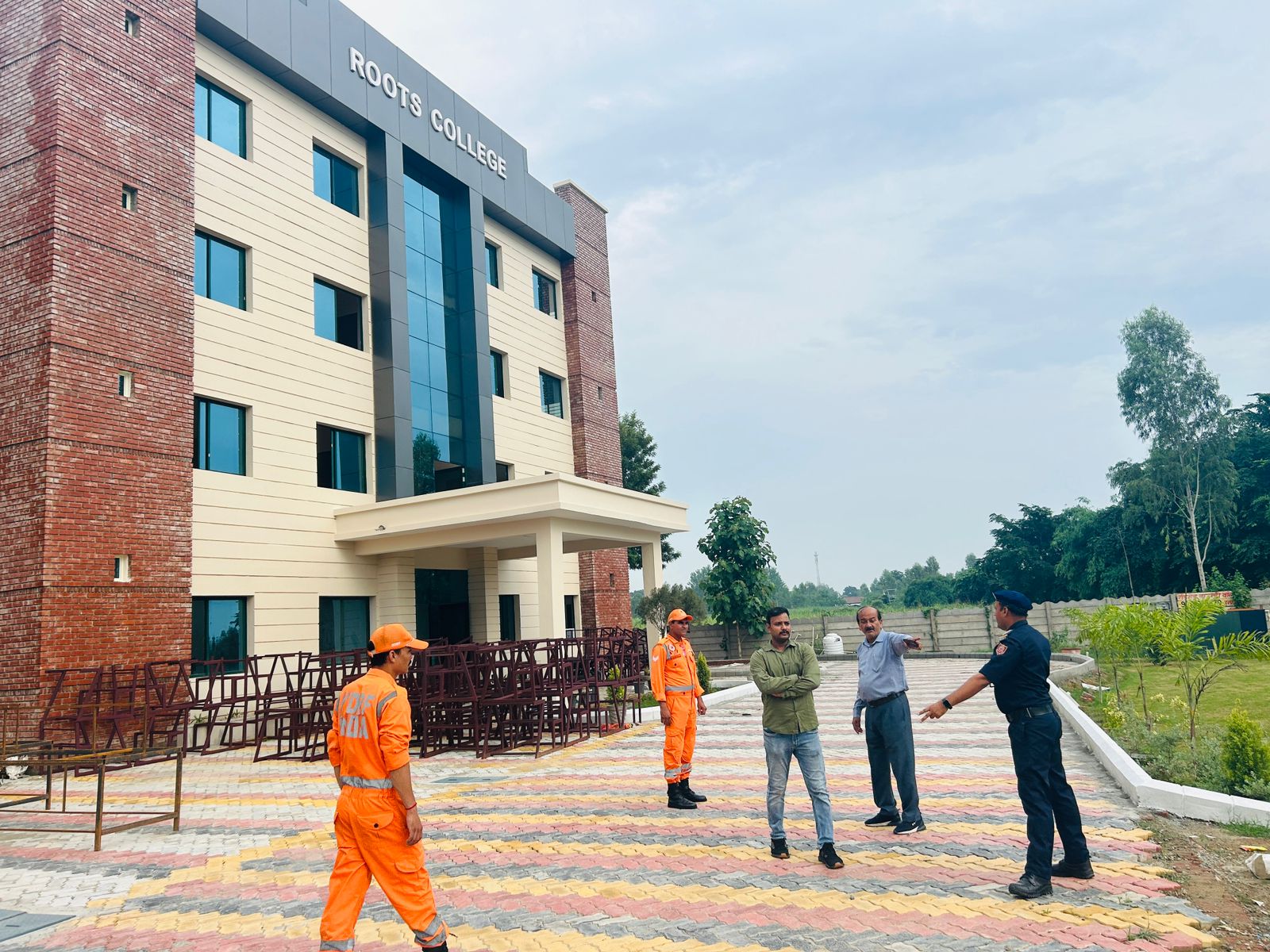 ज़िला प्रशासन/एनडीआरएफ की टीम ने किया रूट्स इंटरनेशनल स्कूल का निरीक्षण