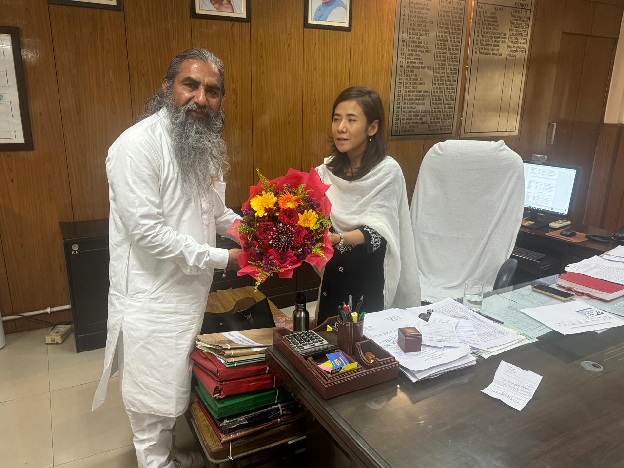 आरडब्ल्यूए ने नजफगढ़ जोन के नए उपायुक्त नामग्याल एंगमो का गुलदस्ता देकर किया स्वागत