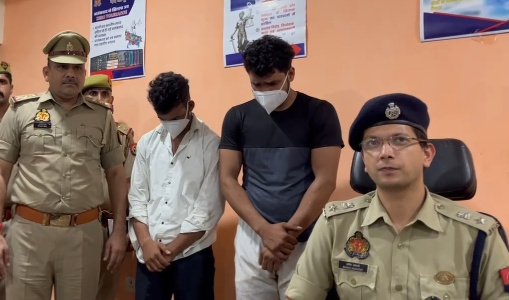दोस्ती कर उन्हें ब्लैकमेल करने वाले दो गिरफ्तार